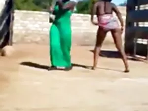 太もも広げ椅子タイ エロ 動画 女の子  ...