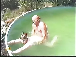 若いアナスタシアローズは雌犬のように犯さ ...